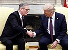 Americký prezident Donald Trump a britský premiér Keir Starmer p�i setkání v...