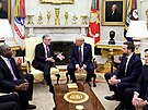 Americký prezident Donald Trump a britský premiér Keir Starmer p�i setkání v...