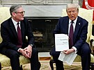 Britský premiér Sir Keir Starmer p�edává v Bílém dom� americkému prezidentovi...