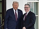Britský premiér Sir Keir Starmer p�edává v Bílém dom� americkému prezidentovi...