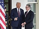 Americký prezident Donald Trump a britský premiér Keir Starmer p�i setkání v...