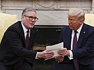 Britský premiér Sir Keir Starmer p�edává v Bílém dom� americkému prezidentovi...