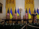 Prázdné �idle na míst� plánovaného podpisu dohody a tiskové konference, která...