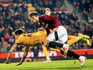 Jan Kuchta ze Sparty a Jaroslav Svozil z Dukly se vrhají po míi.