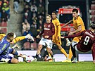 Albion Rrahmani si pevzal výbornou kolmici Jana Kuchty nakrátko do vápna,...