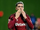 Albion Rrahmani dkuje fanoukm po gólu do dukelské brány.