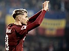 Albion Rrahmani dkuje fanoukm po gólu do dukelské brány.