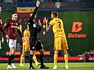 Rozhodí nedbá na argumenty dukelského záloníka Jana Peterky a ukazuje mu...