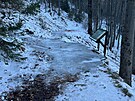 Zledovat�l� cesta v p��rodn� rezervaci Gutsk� peklo, na kter� si turistka...