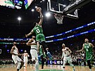 Jayson Tatum zachytává mí ve vzduchu.
