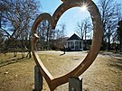 Oblbenm mstem v parku je fotopoint ve tvaru srdce.