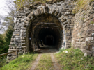 Opu�t�ný tunel u stanice Kaponig slou�ící jako záchranná komunikace na opu�t�né...