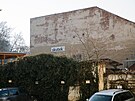Znm streetartov umlec Timo vytvoil na dom v brnnsk doln ulici npis...