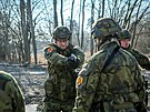 Vojci v zloze cvi v tchto dnech i prci se zbranmi.