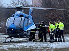 Pod dtmi se prolomil led. Jedno z nich transportoval do nemocnice vrtulnk.