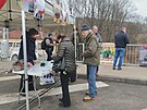 Organiztoi na hranici v Nchod rozbalili stnek pro sbr podpis na podporu...
