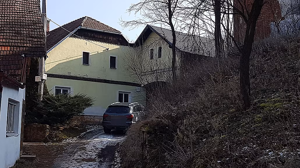 D�m v obci Dlouhá Lou�ka, ve kterém �il vrah ze sanatoria v Jeví�ku. (24. února...