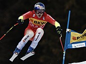 Marco Odermatt na trati superobího slalomu v Crans Montan.