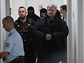 Advokát Miroslav Jansta piel v doprovodu policie k soudu. Ten rozhodne, zda...