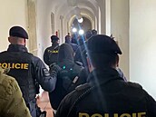 Soud poslal do vazby 16letého mladíka obvinného z vrady dvou prodavaek v...
