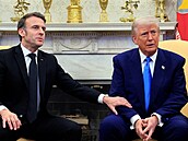 Emmanuel Macron a Donald Trump b�hem jednání o situaci na Ukrajin� (24. února...