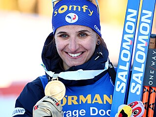 Julia Simonová pyn ukazuje zlatou medaili z vytrvalostního závodu na...