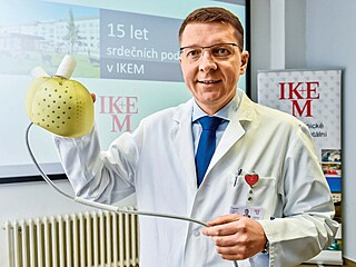 P�ednosta Kliniky kardiovaskulární chirurgie IKEM Ivan Netuka p�edstavil v...
