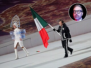 Mexický vlajkono� Hubertus von Hohenlohe vede mexický tým na stadion b�hem...