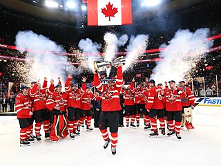 Kanadský kapitán Sidney Crosby zdvihá nad hlavu trofej pro vítze Four Nations.