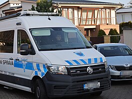 Policisté zasahují také v dom� zadr�eného �editele motolské nemocnice Miloslava...