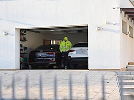 Policisté zasahují také v dom� zadr�eného �editele motolské nemocnice Miloslava...