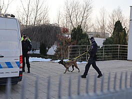 Policisté zasahují také v dom� zadr�eného �editele motolské nemocnice Miloslava...