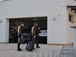 Policisté zasahují také v dom� zadr�eného �editele motolské nemocnice Miloslava...