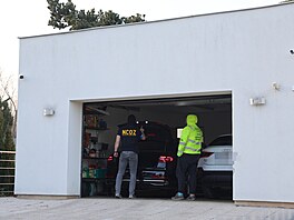 Policisté zasahují také v dom� zadr�eného �editele motolské nemocnice Miloslava...