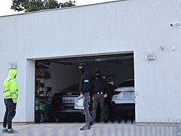 Policisté zasahují také v dom� zadr�eného �editele motolské nemocnice Miloslava...