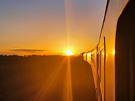 Rychlík R 660 Ro�mberk p�i západu slunce u stanice Vladislav na Vyso�in�