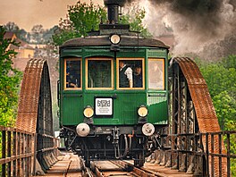 Parní v�z Komarek p�ejí�dí �elezni�ní most v Kadani a mí�í po Doupovské dráze...