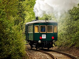 Parní v�z Komarek p�ejí�dí �elezni�ní most v Kadani a mí�í po Doupovské dráze...