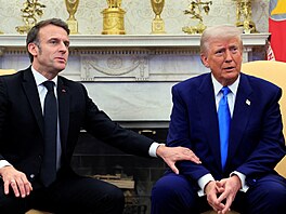 Emmanuel Macron a Donald Trump b�hem jednání o situaci na Ukrajin� (24. února...