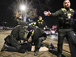 Zásah policist u památníku holokaustu v centru Berlína kvli útoníkovi s...