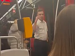Nemá právo být v týhle zemi! val praský tramvaják a udeil Ukrajince s...