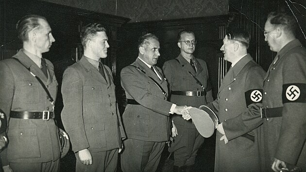 Adolf Hitler s Konrdem Henleinem v roce 1938 gratuluj mstnm bojovnkm z ad Freikorpsu. 