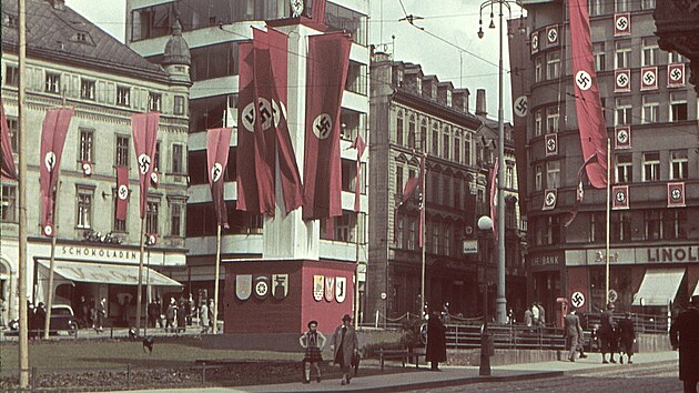 Soukenn� n�m�st� s obchodn�m domem Ba�a, jeho� neonov� n�pis ji� byl odstran�n. Skeny vz�cn�ch barevn�ch diapozitiv� z roku 1940, nebo 1941 