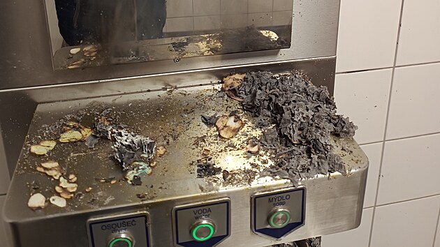 Veejn toalety u dopravnho hit v ulici Pastviny v brnnskm Komn se staly terem neznmch vandal opakovan.