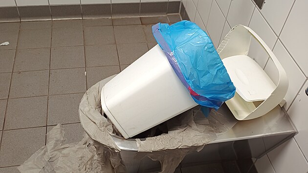 Veejn toalety u dopravnho hit v ulici Pastviny v brnnskm Komn se staly terem neznmch vandal opakovan.