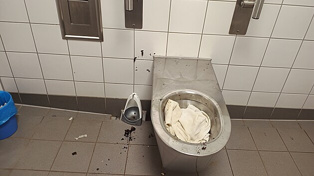 Problm s dnm vandal na veejnch toaletch u dopravnho hit v brnnskm Komn m sten vyeit nainstalovn venkovnch kamer napojench na mstskou policii v prbhu letonho roku.