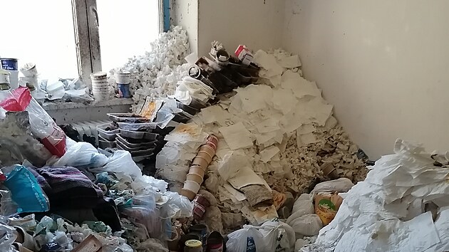 V m�stsk�m byt� s nahromad�n�mi v�cmi �il dnes u� zem�el� n�jemn�k dlouh� des�tky let.