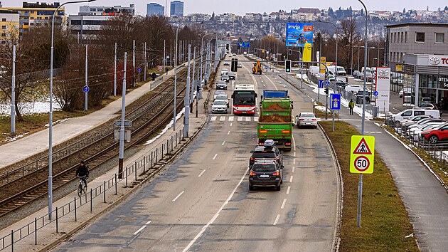 Jihomoravt silnii chystaj opravu tkilometrovho seku silnice v Knnisk ulici v brnnskm Komn. Zatm je mezi dopravnmi stavbami, na kter chybj penze od sttu.