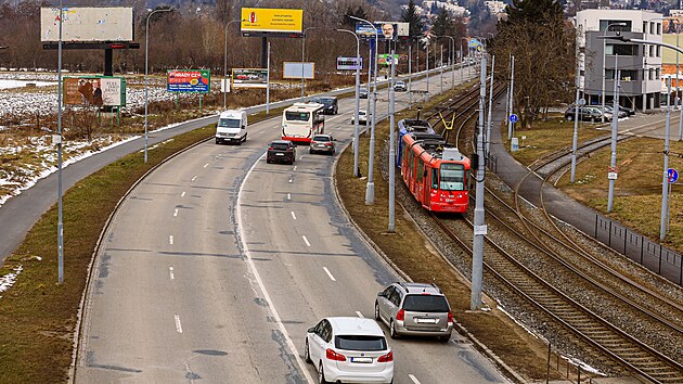 Jihomoravt silnii chystaj opravu tkilometrovho seku silnice v Knnisk ulici v brnnskm Komn. Zatm je mezi dopravnmi stavbami, na kter chybj penze od sttu.