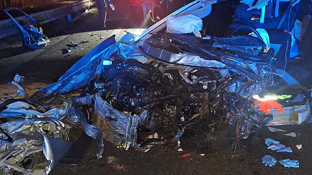 Nsledky tragick nehody u Pasohlvek na Brnnsku, pi n zemely v osobnm voze (na snmku) dv osoby. Vinkem byl pravdpodobn idi dodvky. (27. nora 2025)